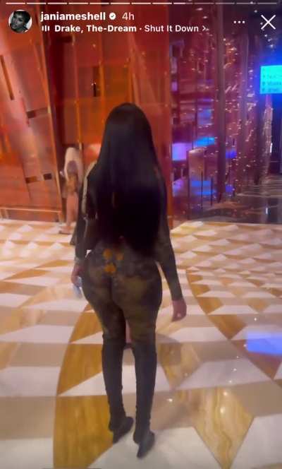 shi jiggle while she walk