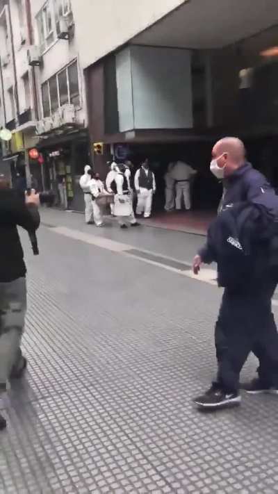 Se acuerdan cuando mandaban batallones de gendarmería a frenar el dólar a las cuevas del microcentro? ¿Votamos al normal? Yo creo que si.