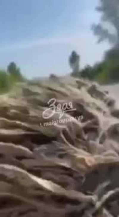 Abrupt chaos - Fleeing Ukrainian troops drive off the end of a destroyed bridge