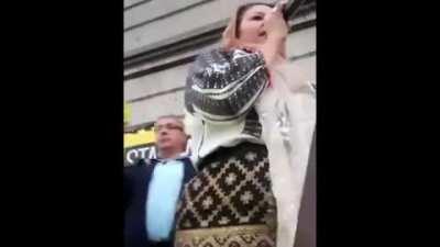 In 2017 Șoșoacă Diana scria despre Pelerinajul la Sf. Parascheva ca este o Spălare a creierelor la o vârstă fragedă