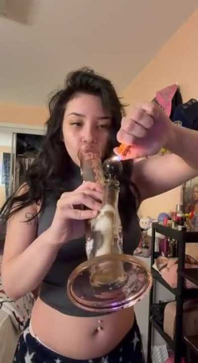 It’s Friday. Just woke up and already smoking. Weekend mode ON. Have a good one, everyone.