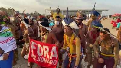 “Vamos cantar, dançar o catimbó, pra trazer o Bolsonaro amarrado no cipó”