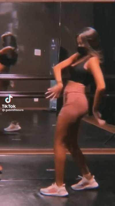 Gabi dancing while shaking her fat ass🍑🥵