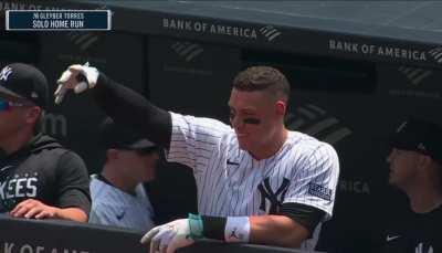 [Highlight] [Highlight] Gleyber Torres smashes a solo homer to give the Yankees an early lead. Torres now leads all AL second basemen with 18 home runs