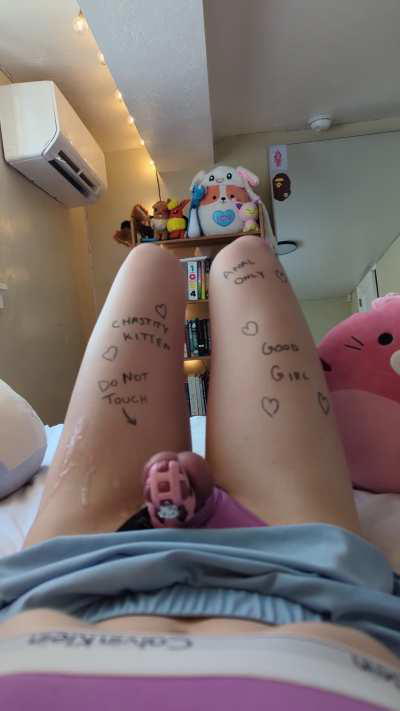 My roommate writes on my legs and it makes me sooo horny 😭