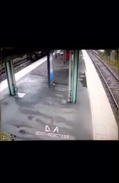 stlačil enter nechtiac ked bol vo vlaku