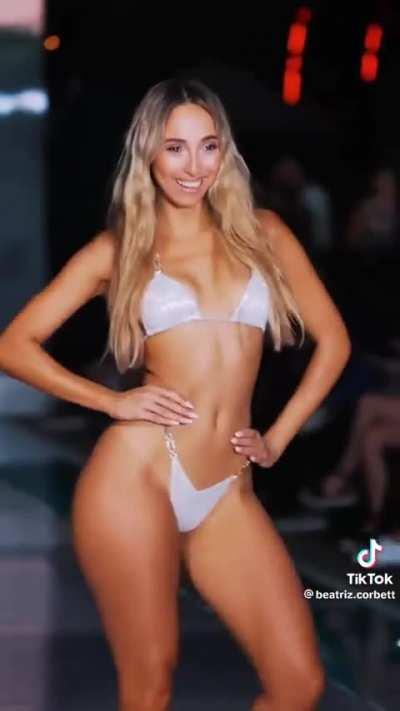 @beatriz.corbett jiggling all over the catwalk