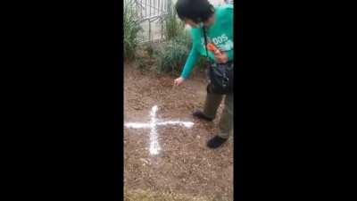 Militante realiza un ritual para evitar que llueva durante la marcha