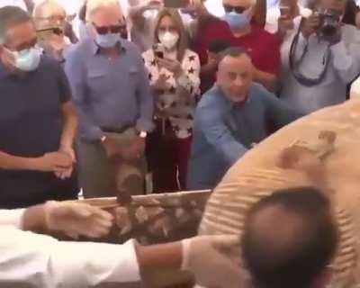 This mummy tomb, which has been sealed for 2500 years, has been opened for the first time