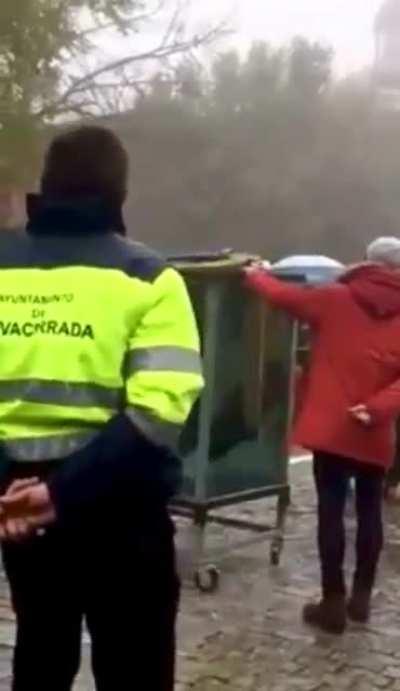 Pedro Volta, an illusionist, drowns while doing an escape trick