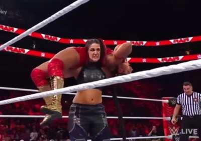 Bayley showing some strength 💪🏽