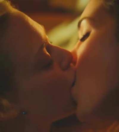 Kissing Amanda Seyfried in 'Jennifer's Body' (2009)