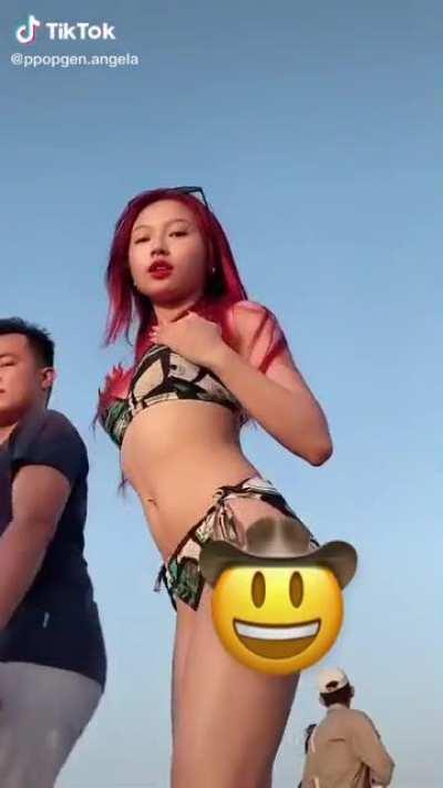 Sexy Petite with cute booty tease!🍑🔥