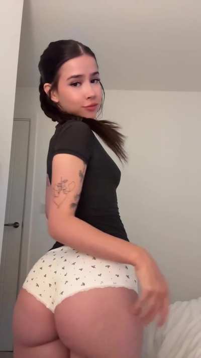 I love shaking this thick booty like a filthy little tease, making it clap and bounce just to drive you wild 😈🍑