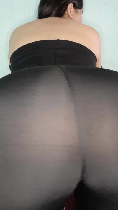 I love to shake my ass slowly and release my stinking farts 😁😛💨!!!