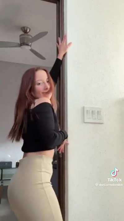 Me la pone bien dura dani, ojalá poder darle unos sentones bien Ricos