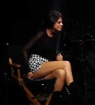 I want to serve Selena and her perfect legs and feet