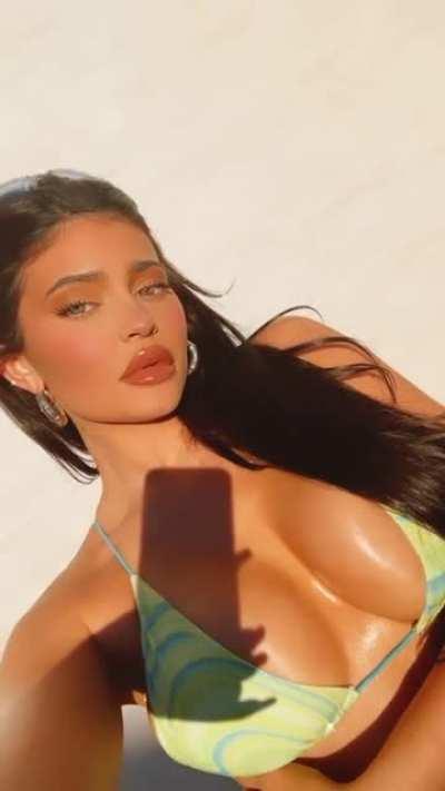 sheeeeesh BUSTY ‼️