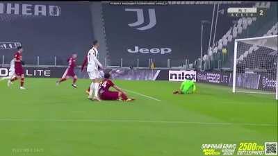 Juventus - Roma - Ronaldo hits crossbar and asks referee to show his goal-line technology watch