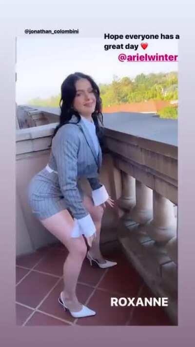 ariel twerking like the bitch she is