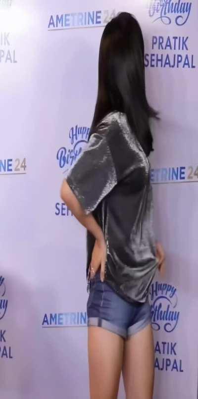 Kanika Mann displaying her hot thighs in tiny shorts🥵🥵