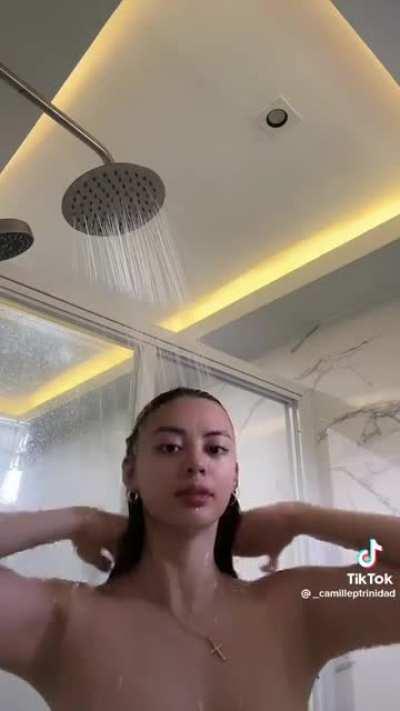 Lower mareng camille 🥵