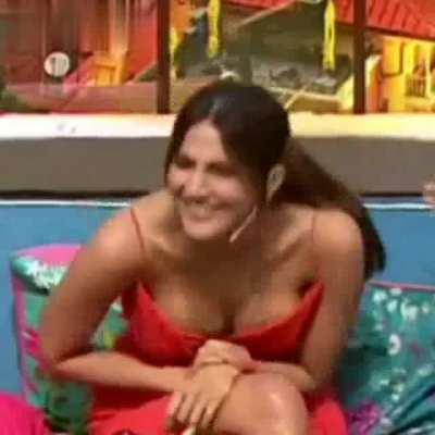 I always thought Vaani Kapoor is just a naughty girl who likes to tease as it will increase her fan and fap base but she truly turned into a cunning bitch which knows how to make men hungry for her in latest tv show where she deliberately bend time to tim