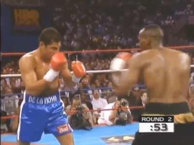 Oscar De La Hoya finishes David Kamau in the 2nd round and retains his WBC Welterweight Championship.