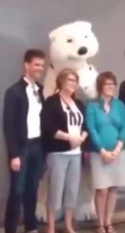 PoLaR bEaR DeVoUrs WoMeN