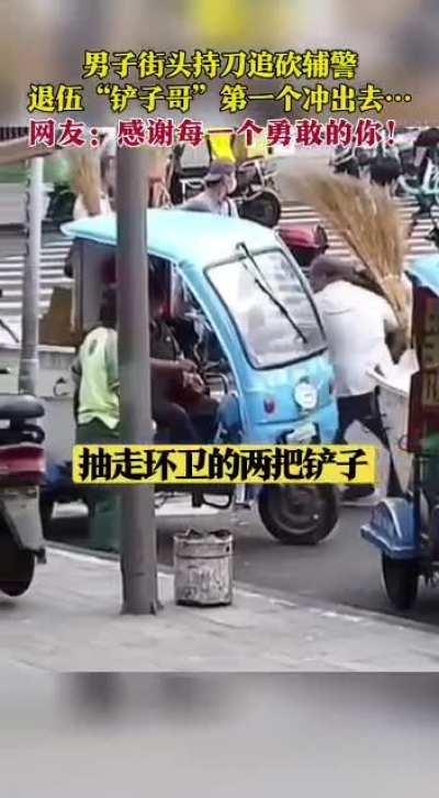 Crazy mugger got shoved up by shovels (kudos 4 the ordinary man)