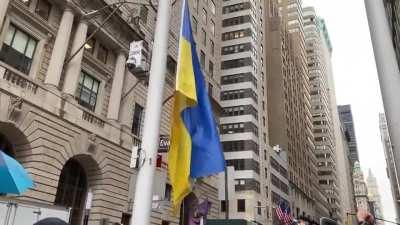 The Ukrainian flag 🇺🇦 was raised in the center of New York. New York City Mayor Eric Adams took part in the ceremony of raising 🇺🇲 U.S. & 🇺🇦 Ukrainian flags in Manhattan.The flag will hang until the day of victory.