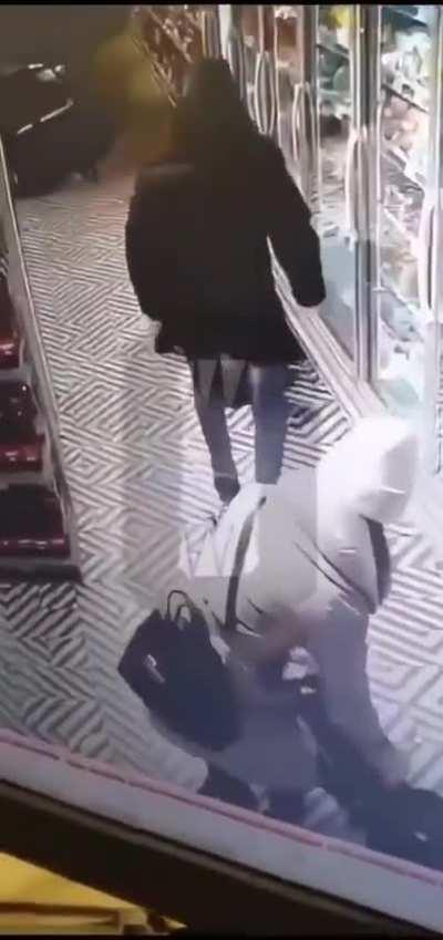 A 55-year-old man, under the influence of alcohol, attacked a 4-year-old boy in a store, mistaking him for a mannequin. The child's father intervened, and the assailant was quickly apprehended by the police with the help of store security footage. The chi