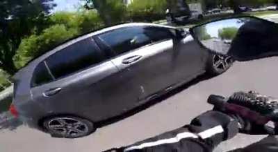 Olay bugün olmuş yer Bakırköy, rauf orbay caddesi. Oturduğum yerden o kadar çok sinirlendim ki anlatamam duvarları yumrukluyorum amına kodumun keltoşu kız çoçuğunu sikeyim senin amguard orospu evladı. keltoşun plakası 34 ke 1615 idiot kızın da 35 aoz 576