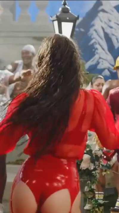 Hailee Steinfeld has an extremely hot Booty