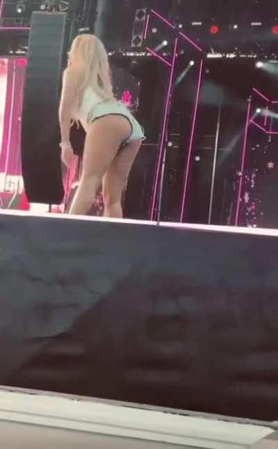 How that 🍑 hang out