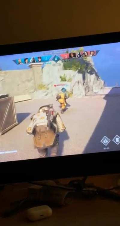 I was hiding and eating my food when i saw this guy tryna flank😂😂😂