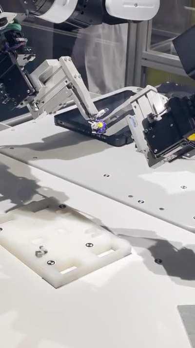 This robot that is programmed to do nothing but assemble gunpla 😁- at the Gundam factory at Yokohama Japan