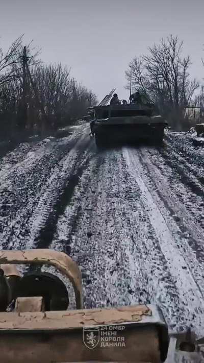 Ukrainian T-72 escorts M113 APCs and M-80s to the frontline in Chasiv Yar and fires a supressive shot towards Russian positions. Winter 2024/2025