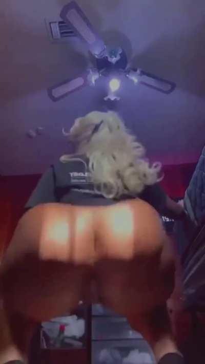 Quickie before work? 😝🍑