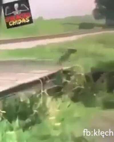 w tym memie chodzi o to że kłęch wali frajera na pizde