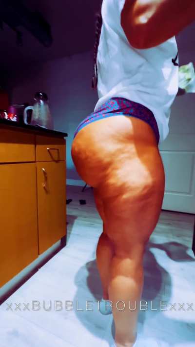 This ass gets me into trouble everywhere...even the kitchen😈