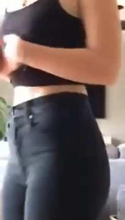 Playing with the zipper🤤🥵