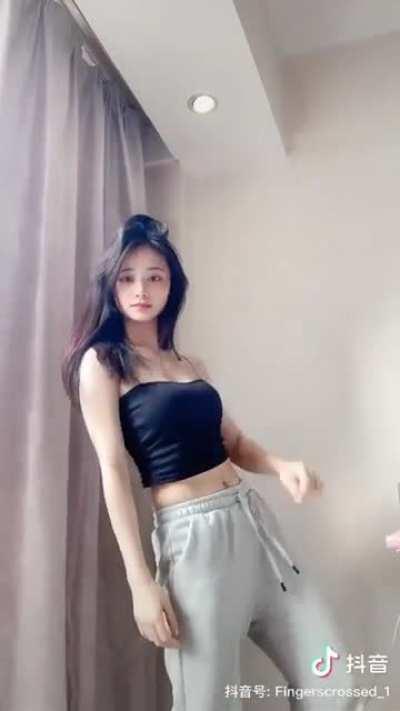 Her smile is so cuteeee