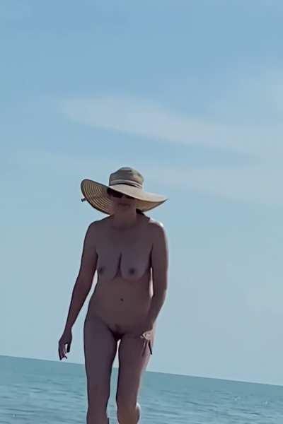 I need a friend who likes beach days 