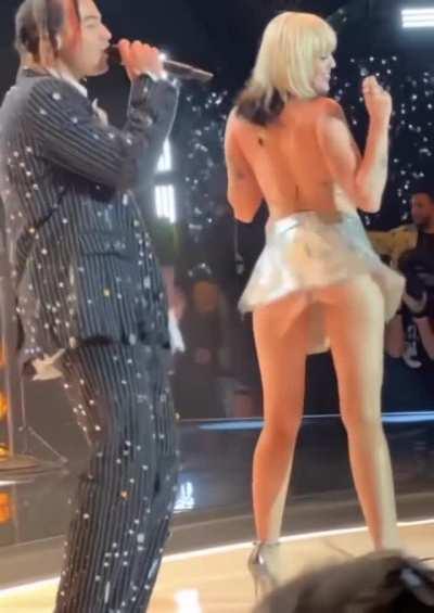 Miley Cyrus moving that tight ass