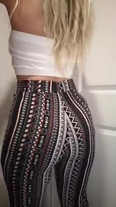 Shake in tight leggings!🥤Have a beautiful Monday ❤️