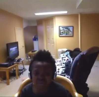 Lil nigga shitted himself then continued to sing like nun was wrong🤢