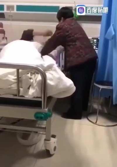 旧典新看 悉心照料病人的大妈