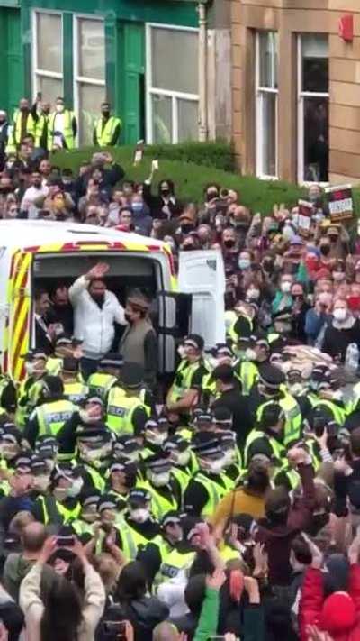 Neighbours in Glasgow surrounded a van that was attempting to arrest a family of immigrants in their neighbourhood. A proud day in Scotland!