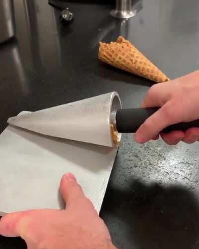 Ice cream waffle cone maker